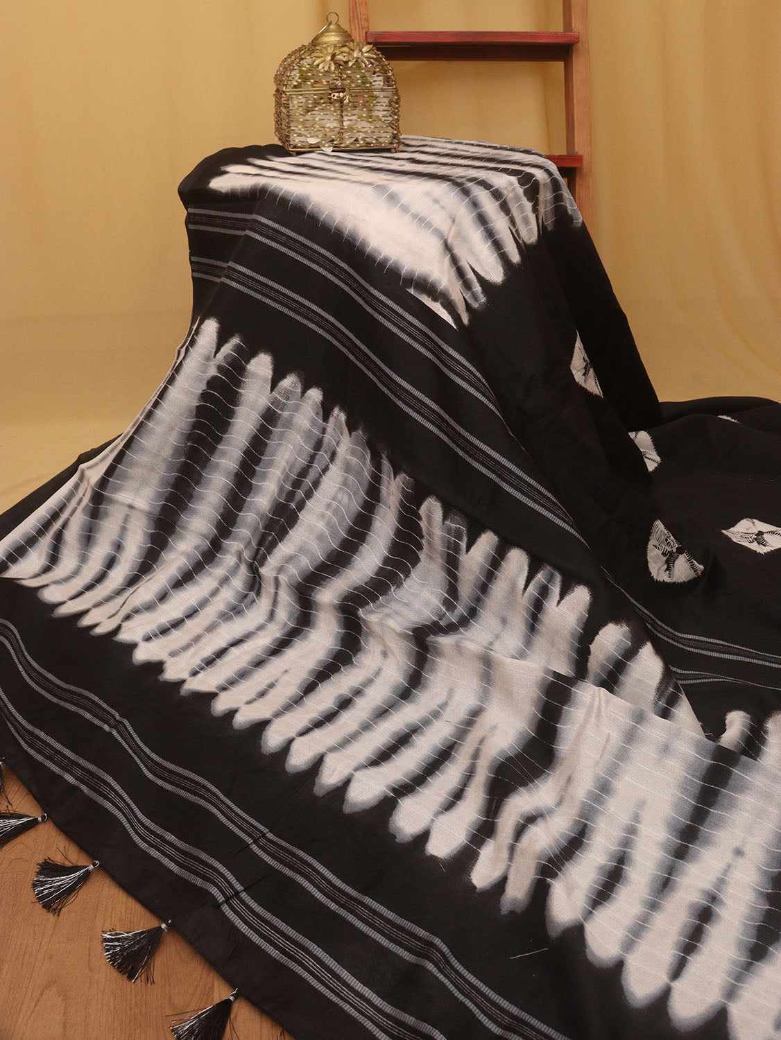 Exquisite Black And White Shibori Print Semi Tussar Silk Saree for Timeless Elegance - divyaindia 