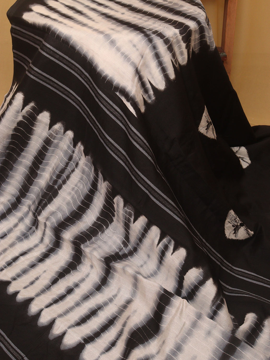 Exquisite Black And White Shibori Print Semi Tussar Silk Saree for Timeless Elegance - divyaindia 