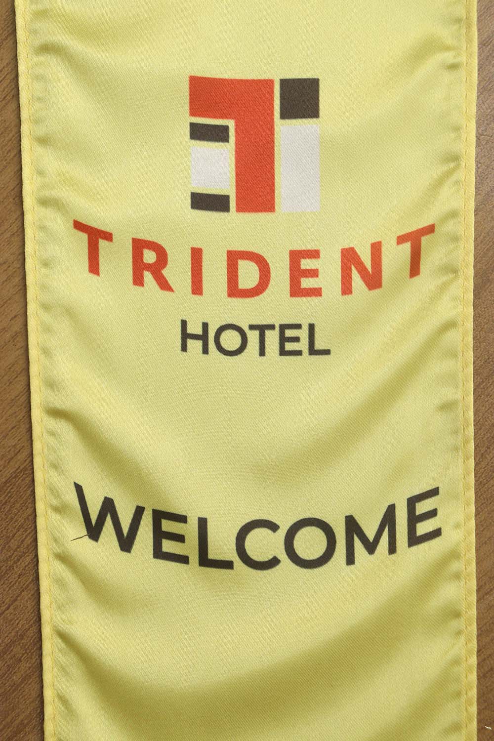 Trident's Welcome Weave: A Stole of Opulence, Hospitality Unveiled ( Set Of 1 )