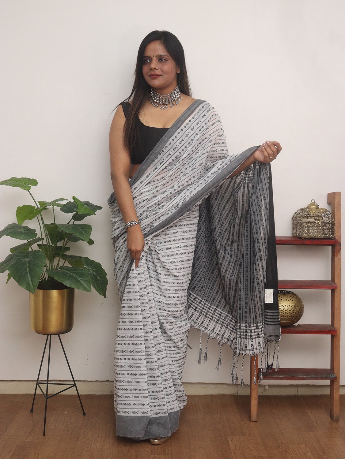 White Handloom Bengal Cotton Saree - divyaindia 